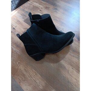 •Vionic black suede  side zip Ankle Boots size 8.5.‎  Rarely Worn. Chunky 90's